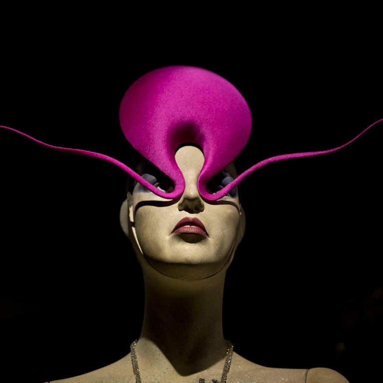 Марч филлипс. Трейси шляпы. Isabella blow. Blow my hat.