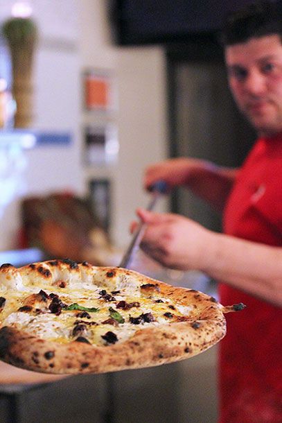 照片上的小史蒂芬·门纳和他的父亲一起烘焙派已经有20多年了。