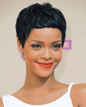 Rihanna's Most Daring Hairstyles of All Time, From an Angular Bob to Long  Blue Waves