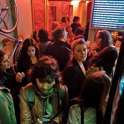 等着吃饭，在免费的小酒桶前转个弯(它在最右边的角落，在菜单板下面)。