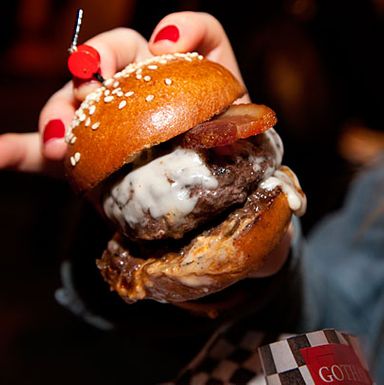 哥谭汉堡配鱼片。