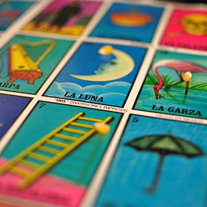 Lotería的游戏是餐厅的基础。菜单上的每道菜都以牌组54张牌中的一张命名。例如，El Camaron可能会以烤虾的形式出现。