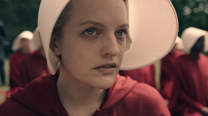 Elisabeth Moss Leaves Peggy Olson Behind In The New Look
