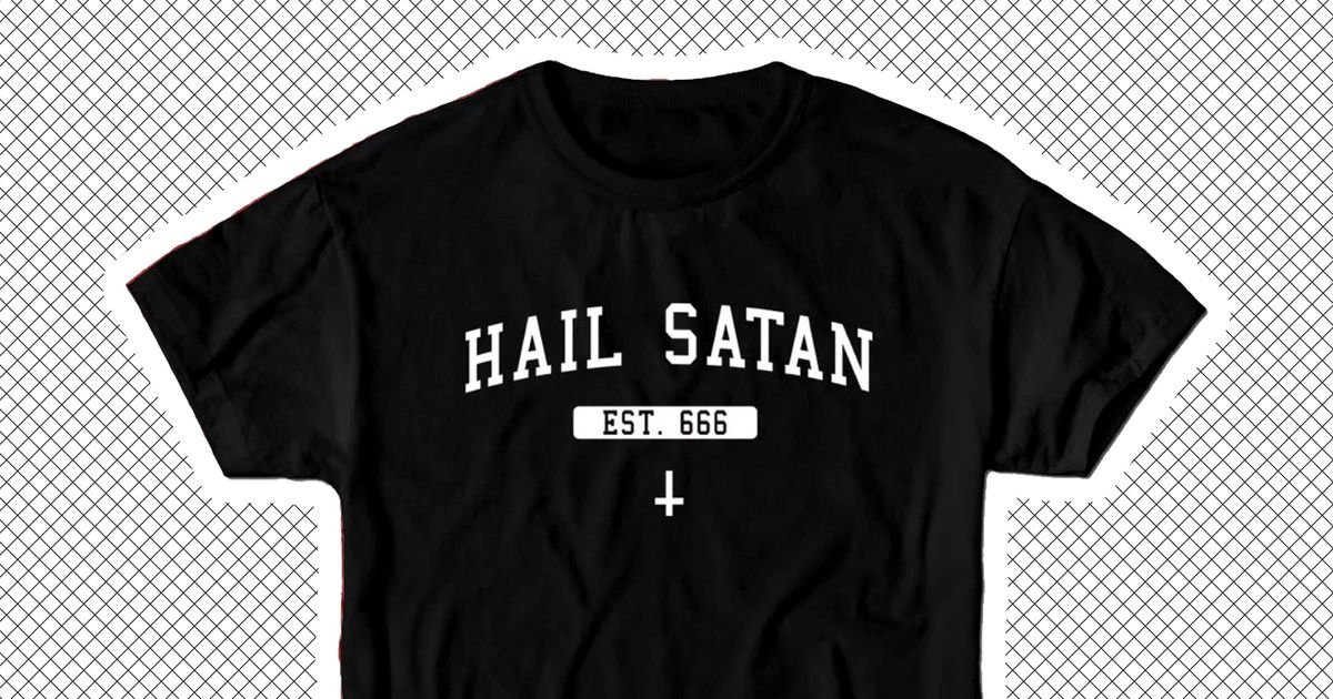 Overskæg vinde Kommunikationsnetværk Woman Wearing 'Hail Satan' Shirt Ordered to Get Off Plane