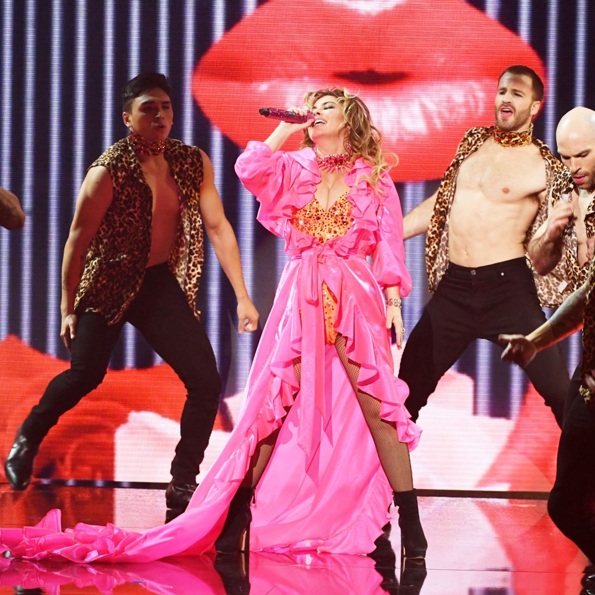 AMAs 2019: Shania Twain&#39;s Closing-Medley Performance [Video]