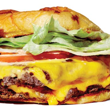 BurgerFi 's Cheeseburger, 6.94美元检查。芝加哥的狗?检查。这家来自佛罗里达的进口汉堡借鉴了Shake Shake的许多做法，但它的芝士汉堡却独树一帜:默认是双份的，有很好的牛肉风味和很好的融化度。