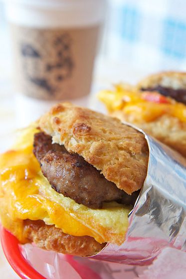 香肠，鸡蛋和奶酪饼干