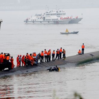 Prioritize saving lives, Chinese Premier tells capsized ship rescuers