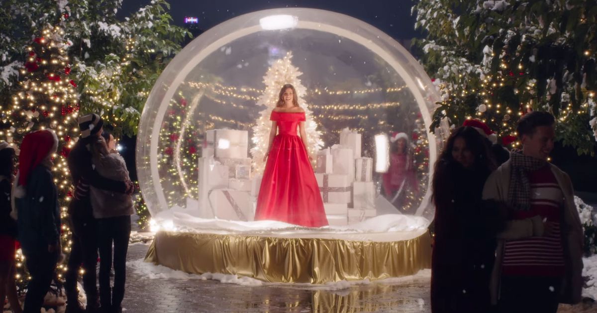 Lea Michele s Christmas in New York Music Video WATCH