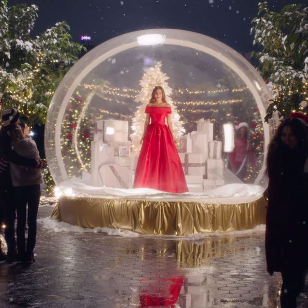 Lea Michele s Christmas in New York Music Video WATCH