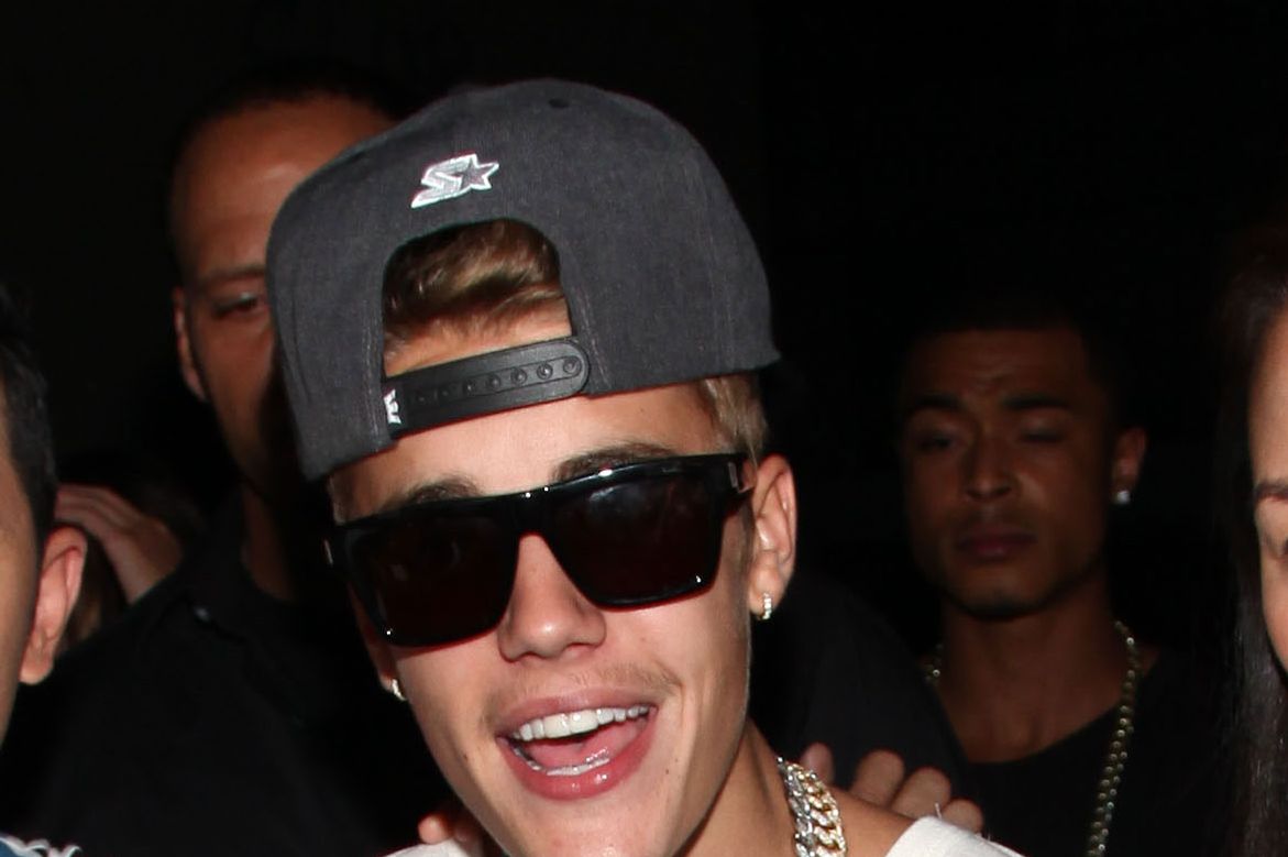 Justin Bieber's Wispy New Mustache From All Angles, image size:1171x779
