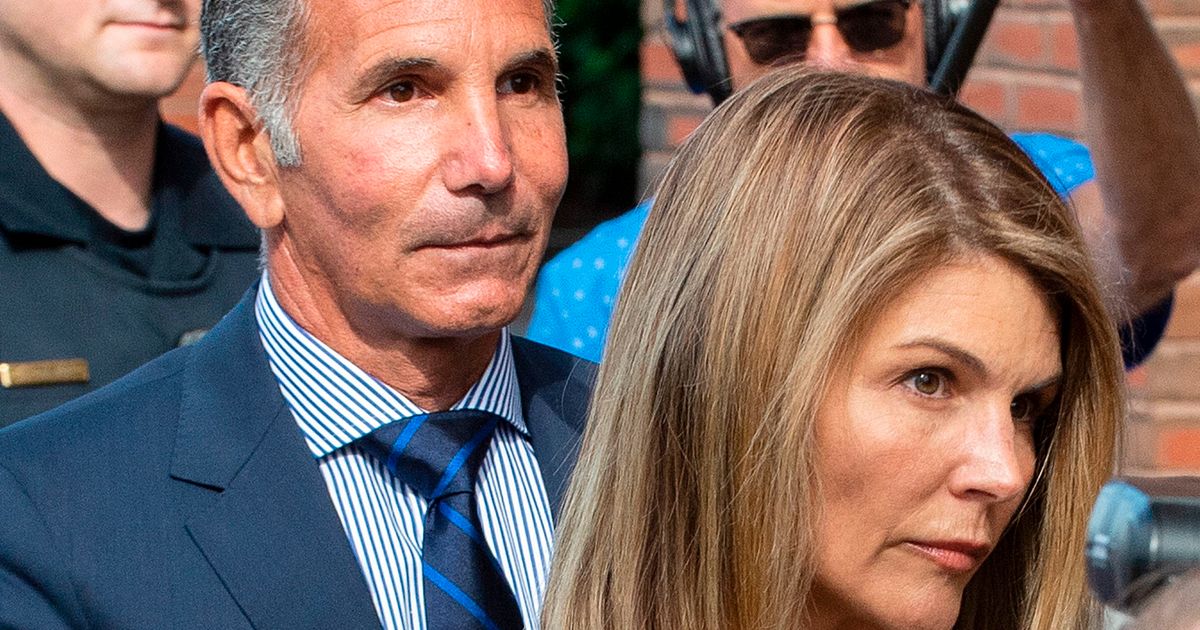 現在你可以看到 Lori Loughlin 幫助她的孩子們參加大學申請的假賽艇照片