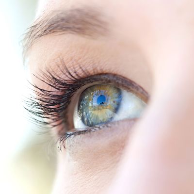 8 Beauty Tricks to Get Whiter Eyeballs