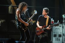 NEW YORK - OCTOBER 30:  Kirk Hammett of Metallica performs with Lou Reed onstage at the 25th Anniversary Rock & Roll Hall of Fame Concert at Madison Square Garden on October 30, 2009 in New York City.  (Photo by Stephen Lovekin/Getty Images) *** Local Caption *** Kirk Hammett;Lou Reed