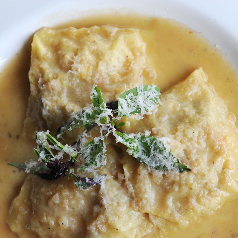 哈德逊谷鹅肝馅的意大利饺子，浇上葱酱和柠檬罗勒。