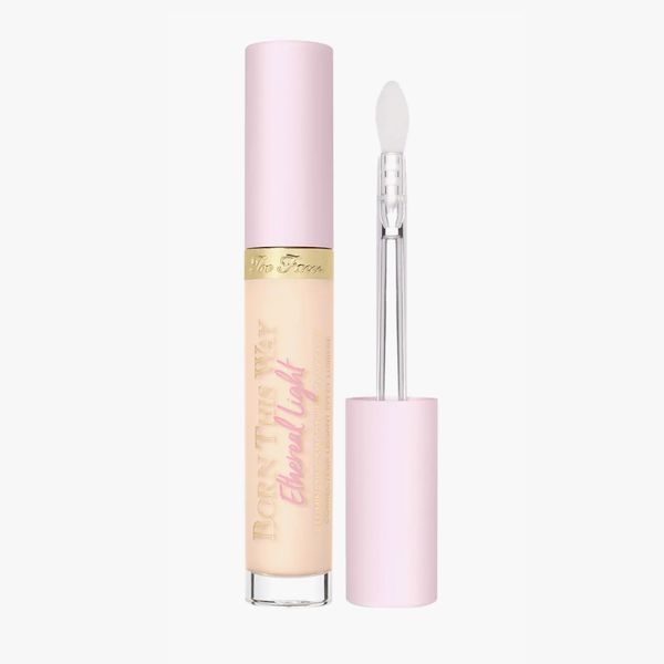 Too Faced Born This Way Corrector suavizante ligero etéreo