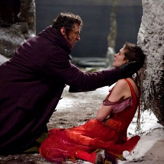 HUGH JACKMAN as Jean Valjean and ANNE HATHAWAY as Fantine in Les Mis?rables.