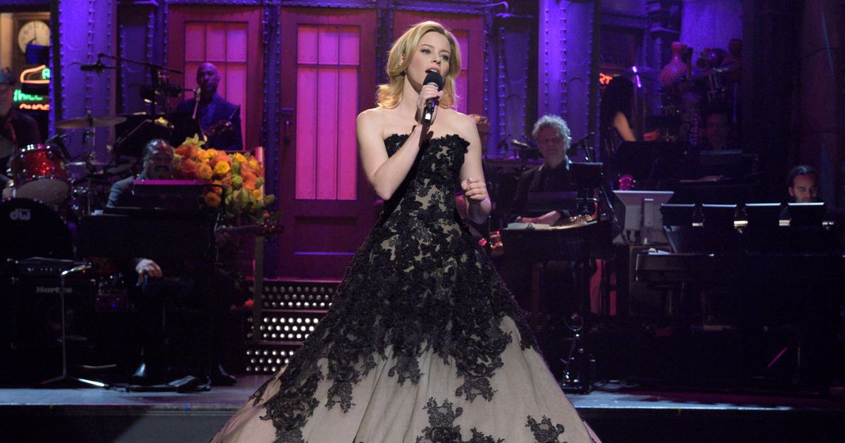 Recap Elizabeth Banks Lends Pitch Perfect Pipes To A Somber Snl
