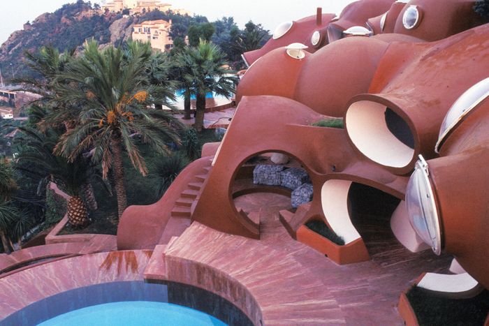 The Palais Bulles of Pierre Cardin à Théoule-sur-Mer, en 1994, dans les Alpes-Maritimes, France. (Photo by Nam Hun SUNG/Gamma-Rapho via Getty Images)