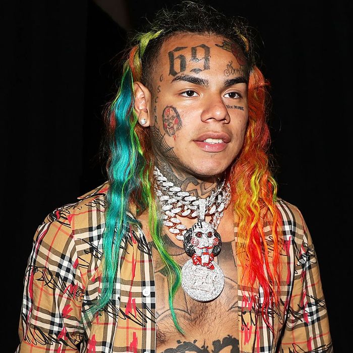 Rapper Tekashi 6ix9ine, Who Was Previously Threatened in 