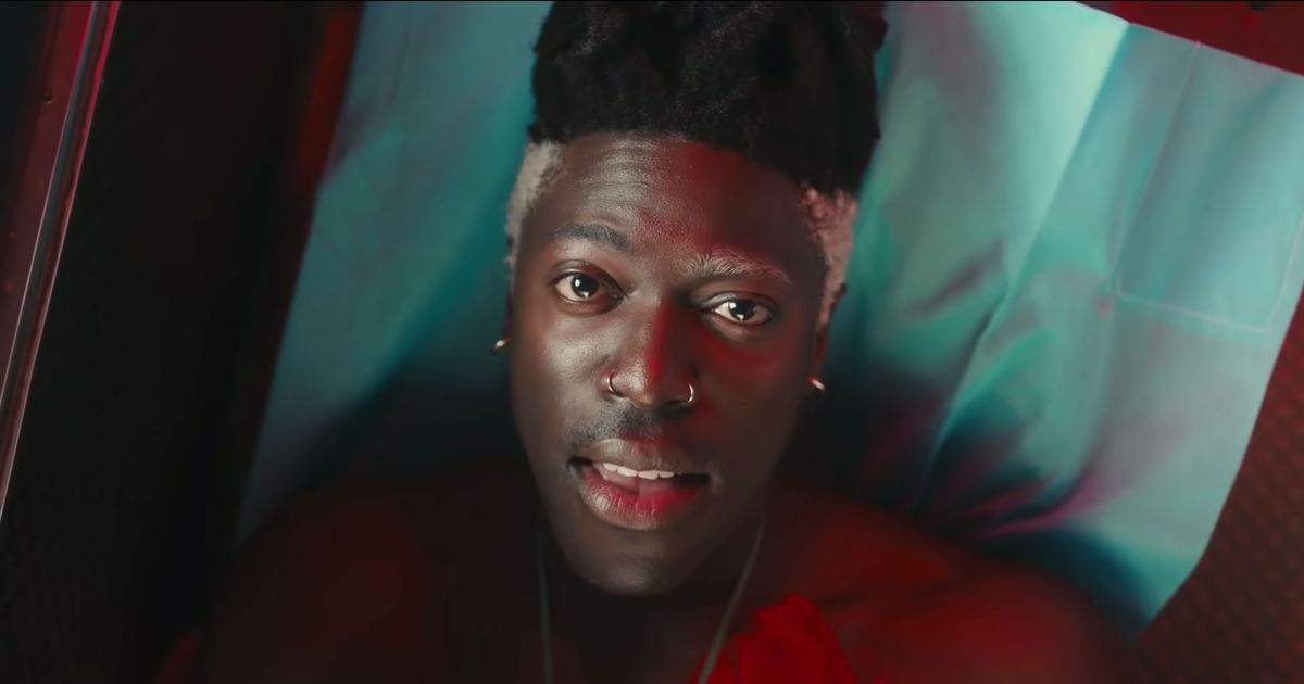 Moses Sumney's new song is heartbreakingly sad, and the video's a bit like  The Matrix - Loud And Quiet