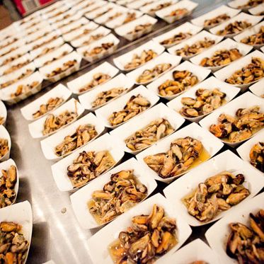 丰盛的魁北克式烟熏贻贝。