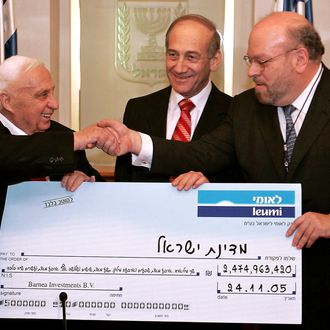 JERUSALEM, ISRAEL - JANUARY 4: Israeli Prime Minister Ariel Sharon (L) shakes hands with Ezra Merkin, Managing partner for Gabriel Capital Group as Israeli Finance Minister Ehud Olmert (C) looks on during a ceremony completing the sale of Bank Leumi to a private U.S. investment group in his office on January 4, 2006 in Jerusalem, Israel. A corruption probe haunting Prime Minister Ariel Sharon in the run-up to Israel's March election resurfaced on Wednesday after police asked a court for permission to search an Austrian businessman's computer. (Photo by Eliana Aponte-Pool/Getty Images) *** Local Caption *** Ariel Sharon;Ezra Merkin;Ehud Olmert
