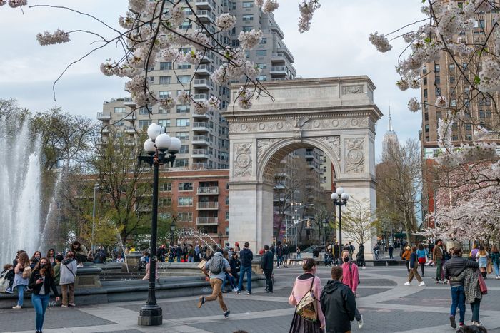 Washington Square Park arch and people around it 