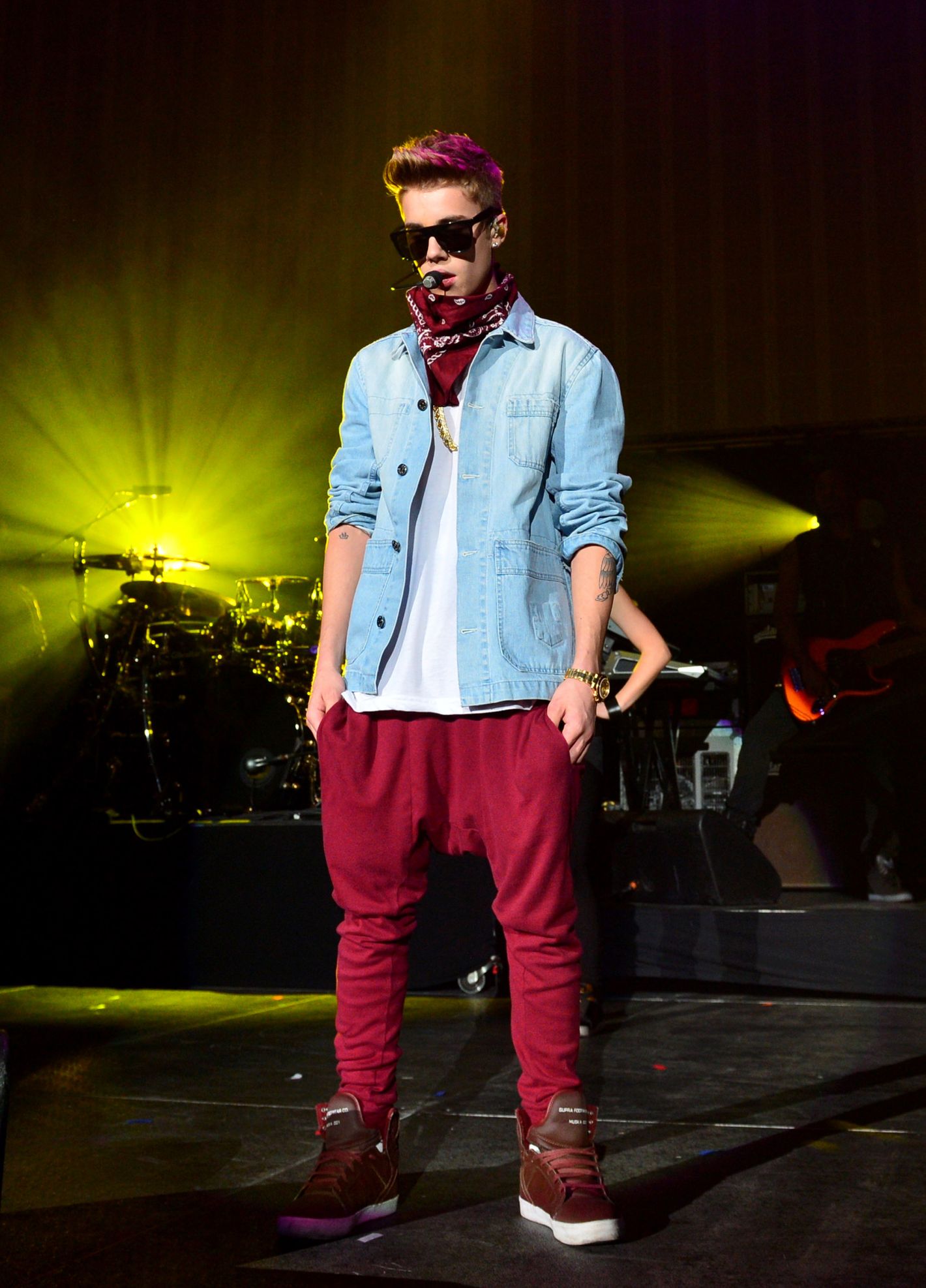 Wardrobe Malfunction: Justin Bieber's pants fall down on stage -  Entertainment - Emirates24|7