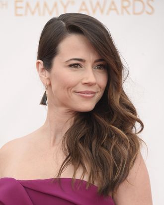 LOS ANGELES, CA - SEPTEMBER 22: Actress Linda Cardellini arrives at the 65th Annual Primetime Emmy Awards held at Nokia Theatre L.A. Live on September 22, 2013 in Los Angeles, California. (Photo by Frazer Harrison/Getty Images)