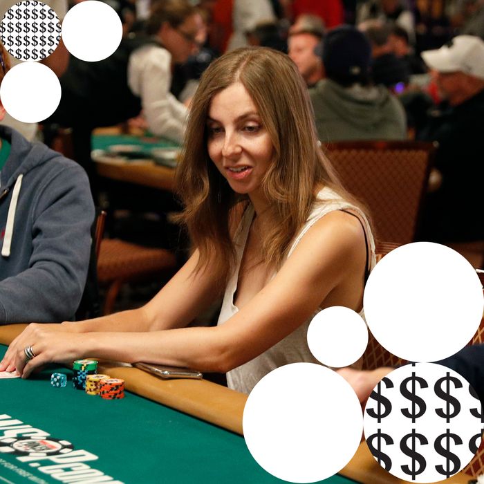 How does a poker tournament work