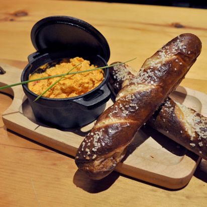 经典的多香奶酪和温暖的巴伐利亚椒盐脆饼。