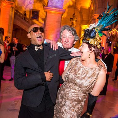 杜安·费尔南德斯，加里·里根，霍利斯·子弹。