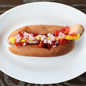 菜肴:吠狗，5美元甜椒调料，芥末，洋葱总分:4分“我喜欢它的大小，比较传统。我喜欢胡椒味的。面包很好吃。因为加了芥末和调料，所以有点甜，我想再辣一点。面包的外面很硬，而且很湿润。”