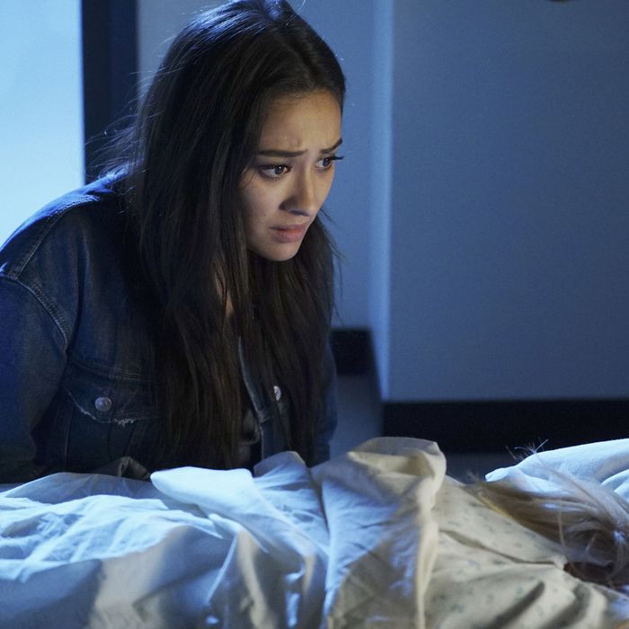 Spencer Pretty Little Liars Porn - Pretty Little Liars Season Premiere Recap: Kidnapped by Danger