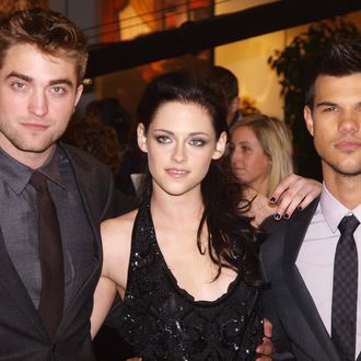 (L-R) British actor Robert Pattinson, US actress Kristen Stewart and US actor Tayllor Lautner arrive for the premiere of their latest film 'Twilight Breaking Dawn' in London's Stratford City on November 16, 2011. AFP PHOTO / MAX NASH (Photo credit should read MAX NASH/AFP/Getty Images)