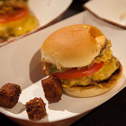 公园大道汉堡:牛胸肉，牛肋肉饼配土豆卷，配美国奶酪，生菜，番茄和炒洋葱。配波萝伏洛干酪和红薯。