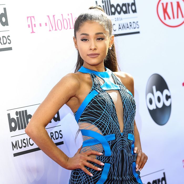 700px x 700px - Ariana Grande Slams Man on Twitter for Objectifying Her