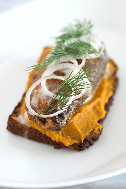 温暖，油炸的新鲜鲱鱼，辣醋，南瓜酱，酸奶油，洋葱圈和莳萝。