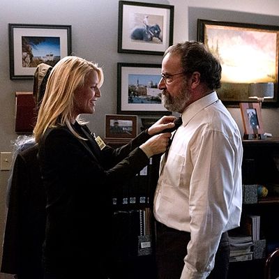 Claire Danes as Carrie Mathison and Mandy Patinkin as Saul Berenson in Homeland (Season 2, Episode 12).