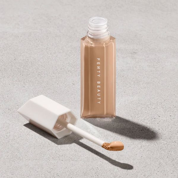 Fenty Beauty Incluso estamos hidratando el corrector de larga duración