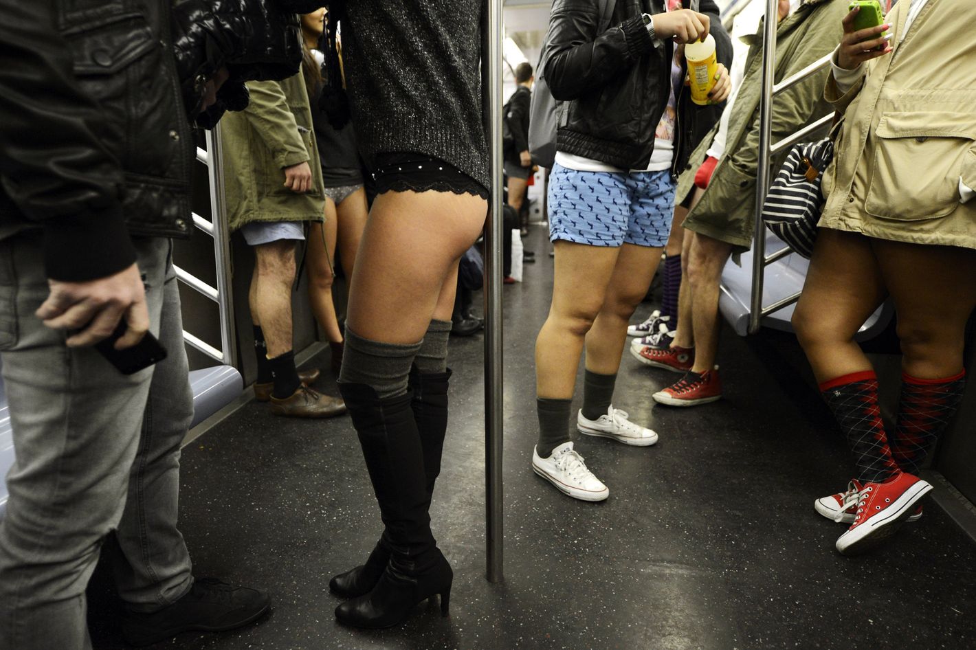 Мужчина без штанов. В метро без штанов. Девушки со спущенными штанами. Девушка без штанов.