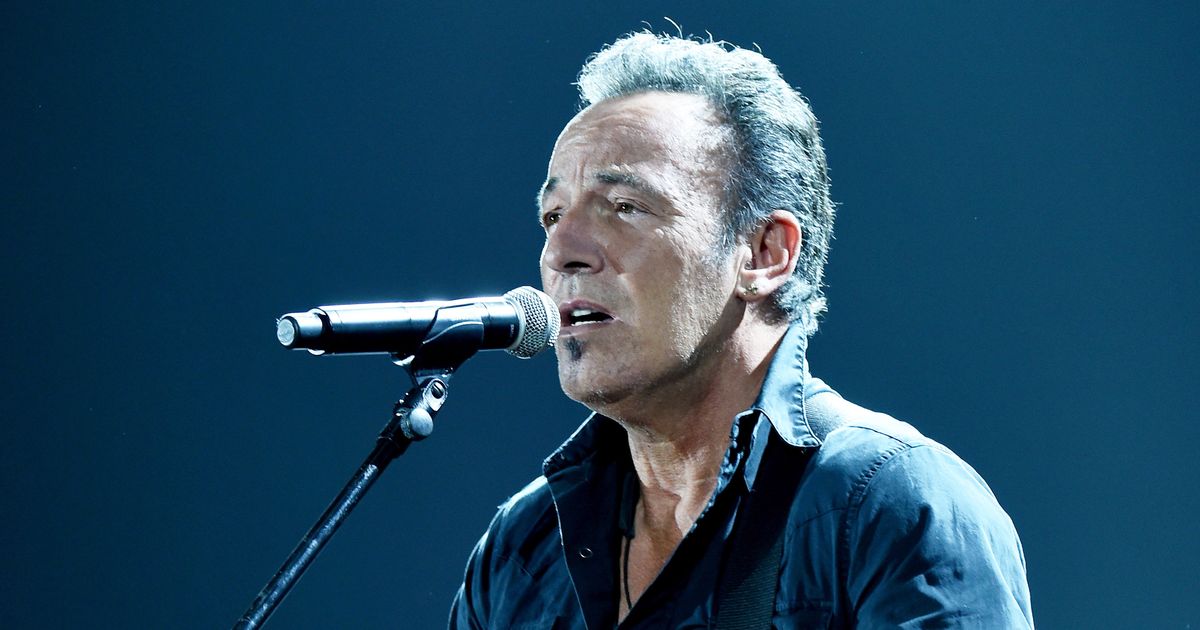 布魯斯·斯普林斯汀（Bruce Springsteen）在最近的電話失敗後在澳大利亞翻唱“不要掛斷電話”來嘲諷特朗普