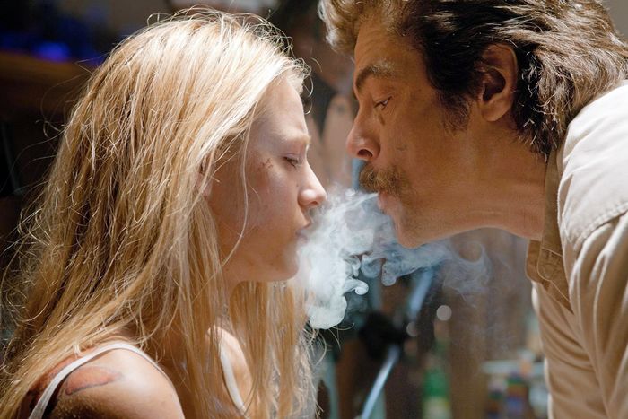 SAVAGES, from left: Blake Lively, Benicio Del Toro, 2012. ph: Francois Duhamel/�Universal Pictures/C