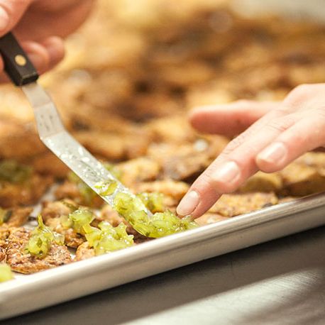 泡菜酥皮酥皮由福桃牛奶吧的克里斯蒂娜·托西和丽莎·路德文斯基制作。搭配古巴猪臀、芥末汤和炸青葱。