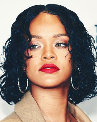 rihanna red makeup