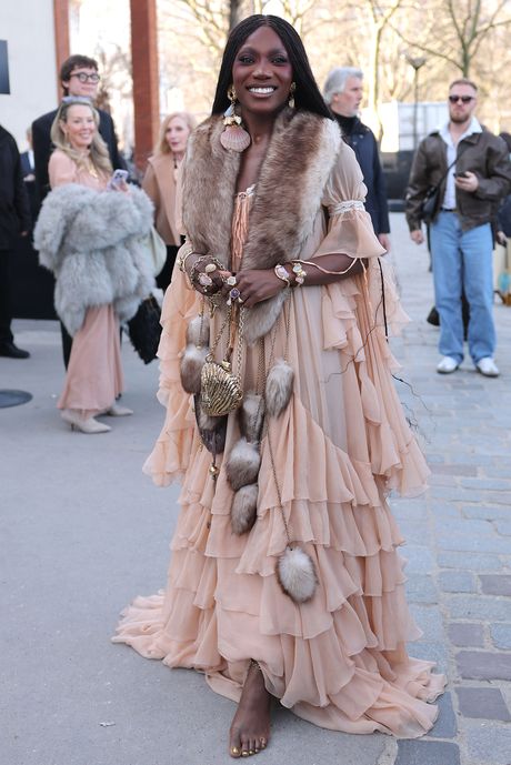 Chloé: Outside Arrivals - Paris Fashion Week - Womenswear Fall/Winter 2025-2026