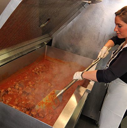 较小的餐厅通常会临时提供低成本的员工餐，由准备好的剩菜和多余的蔬菜制成。比斯尔说:“我们实际上并没有从修剪中得到接近我们需要的东西。”“我们实际上必须购买家庭聚餐所用的蛋白质，我们不买里脊肉——无骨的小排骨和香肠差不多就是这样了。”在这里，瓦格斯塔夫将两者都搅拌到肉汁中。