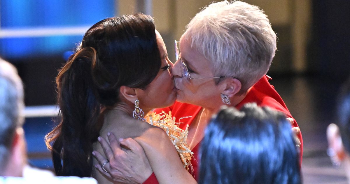 Jamie Lee Curtis Kisses Michelle Yeoh After SAG Award Win