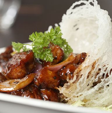 与洋葱，葱花，整瓣蒜一起炒，配上梅洛酱